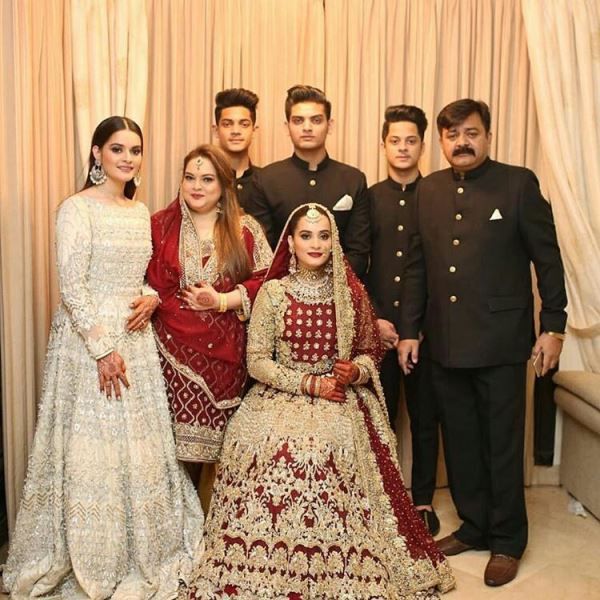 Minal Khan con su familia