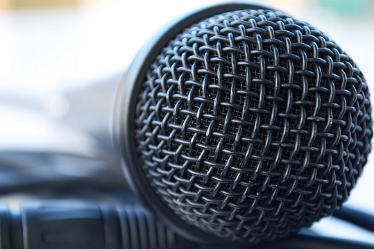 ir al karaoke para una actividad corporativa de formaci&oacute;n de equipos