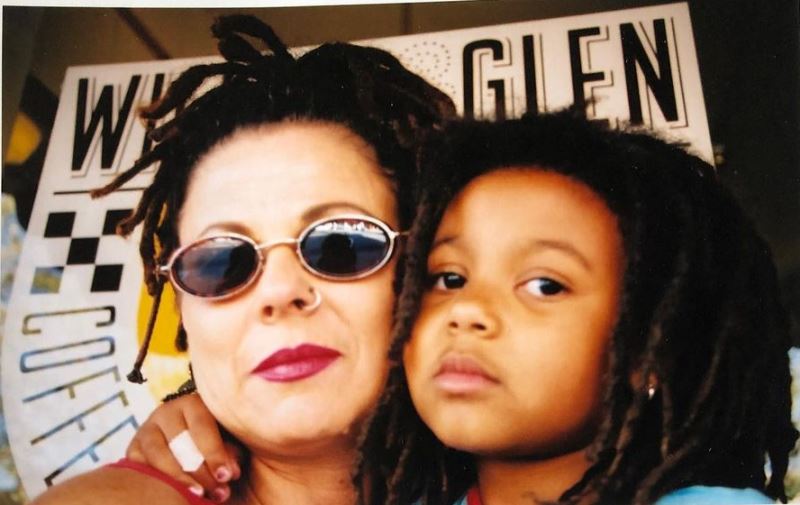 Foto de la infancia de Myha'la Herrold con su madre
