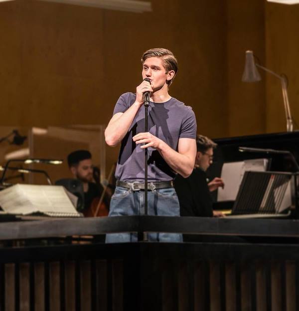 Adam Hugill como Jimmy en De pie en el borde del cielo (2019)