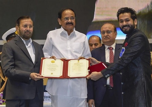Aditya Dhar recibiendo el 66o Premio Nacional