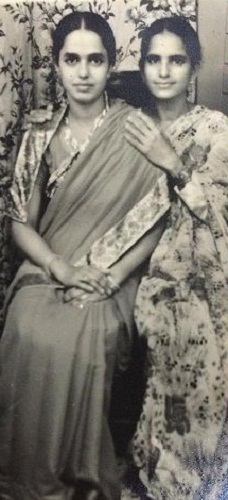 Madre y t&iacute;a de Afshan Anjum (a la derecha)