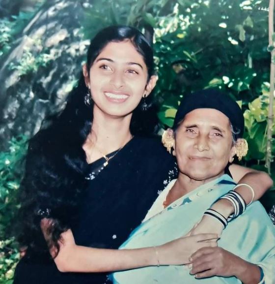 Aisha Sultana con su abuela