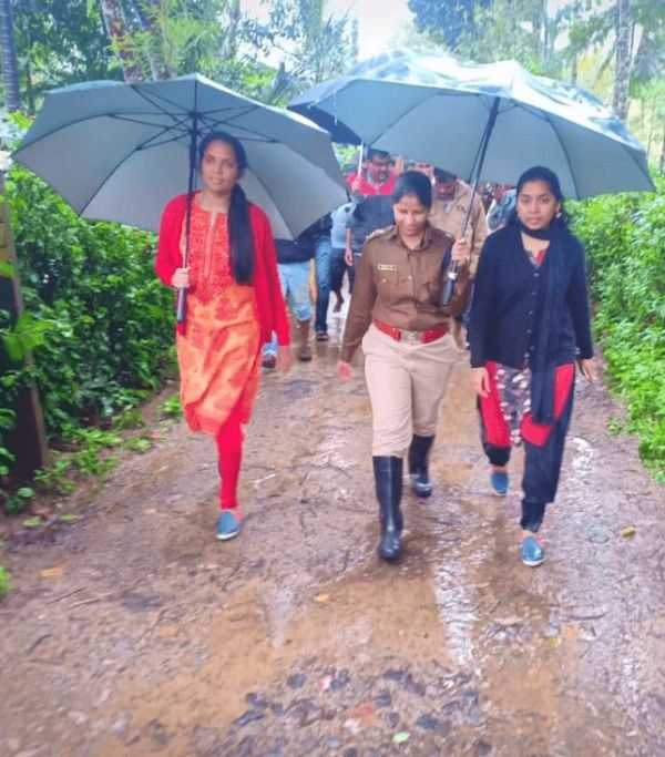 Annies Joy, la DC del distrito junto con el entonces superintendente de polic&iacute;a Suman D Penneker y el entonces director ejecutivo de Zilla Panchayat, Lakshmi Priya