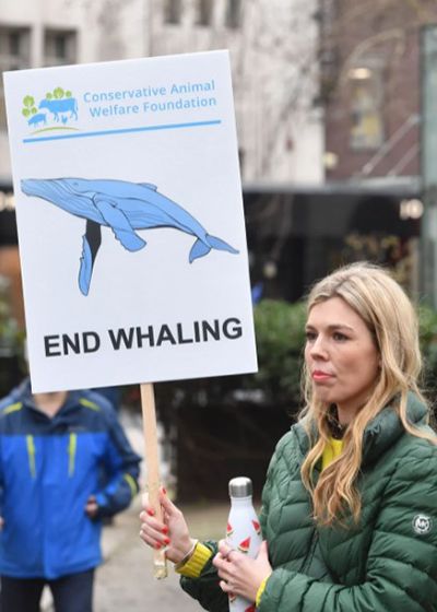 Carrie Symonds protestando contra la caza de ballenas