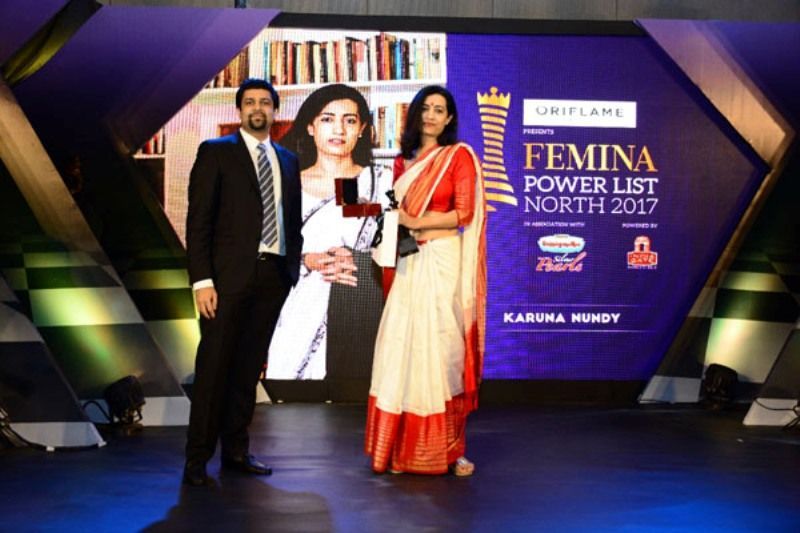 Chitresh Gupta VP DS Group presenta el premio a la defensora Karuna Nundy en Femina Power List North 2017