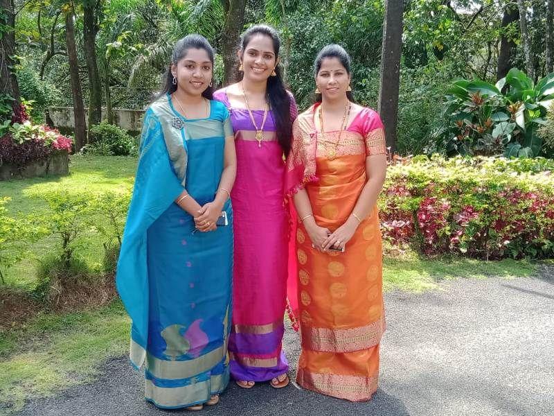 DC Annies Kanmani Joy (en el medio), SP Suman D Pennekar (derecha) y el CEO de ZP, K Lakshmi Priya (izquierda) con el traje tradicional de Kodava en el evento Madikeri Dasara