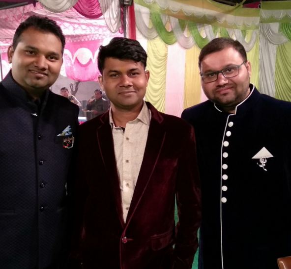 Deepesh Sumitra Jagdish con sus hermanos