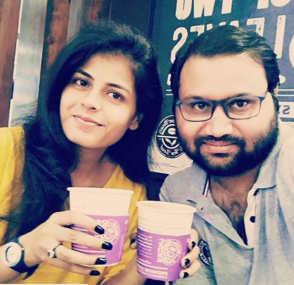 Deepesh Sumitra Jagdish con su esposa