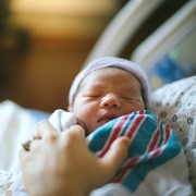 Elegir nombres para bebés antes de concebir mamá con bebé recién nacido en la noche