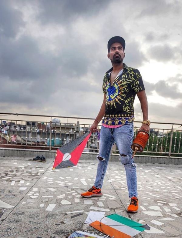 Gaurav Sharma sosteniendo una cometa