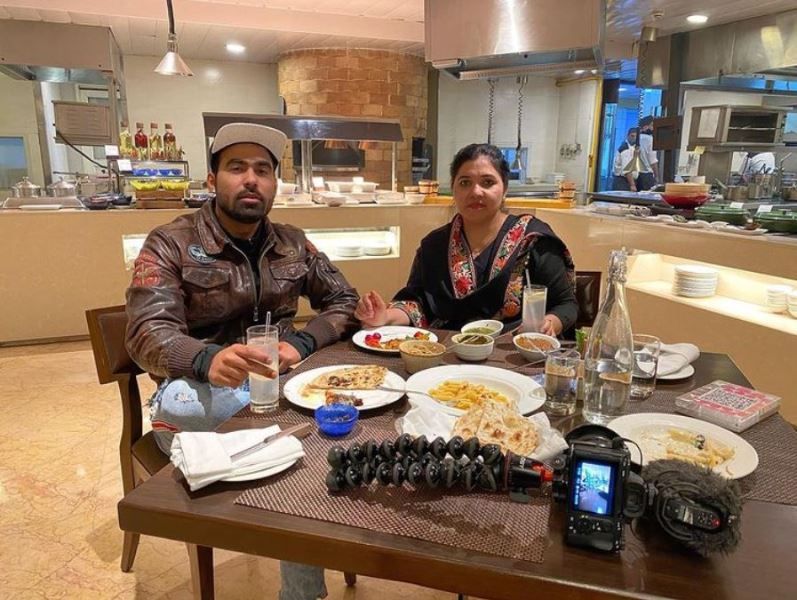 Gaurav Sharma con su madre