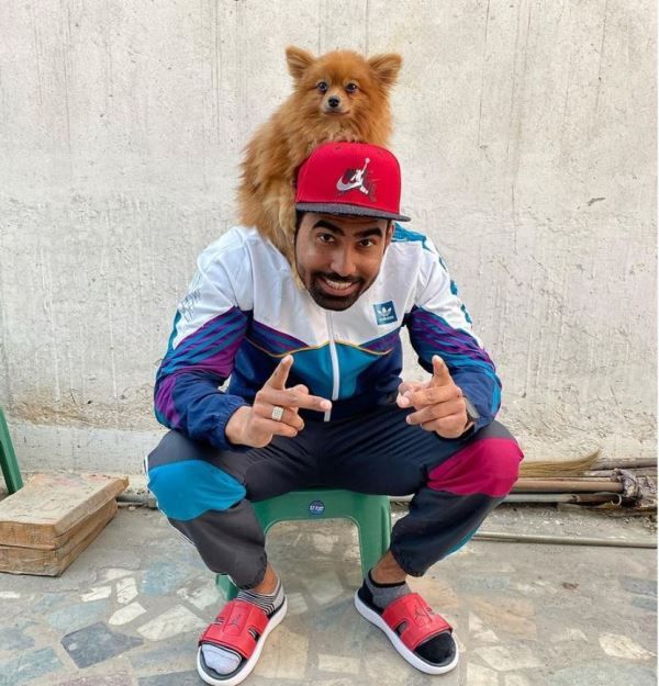 Gaurav Sharma con su mascota Dollar