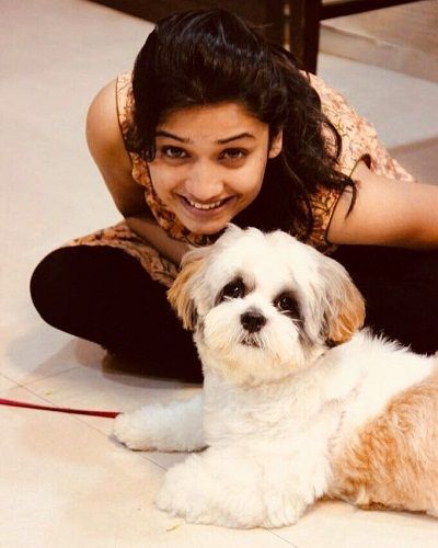 Hruta Durgule y su perro mascota