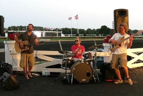 Kevin Clark actuando en Arlington Park el 4 de julio de fuegos artificiales