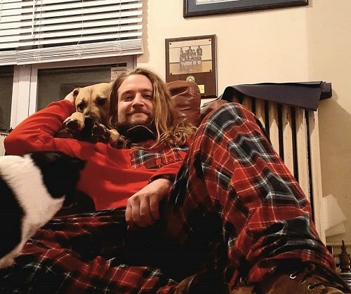 Kevin Clark con su perro mascota