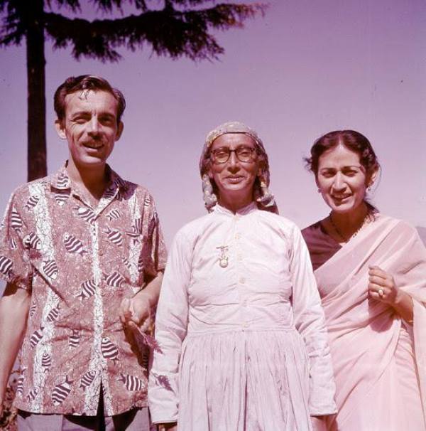 Lalchand Stokes (hijo de Satyanand Stokes), Agnes (Priya Devi) (esposa de Satyananda Stokes) y Vidya Stokes (esposa de Lal Chand Stokes)