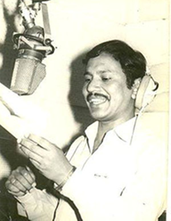 Narendra Singh Negi mientras canta