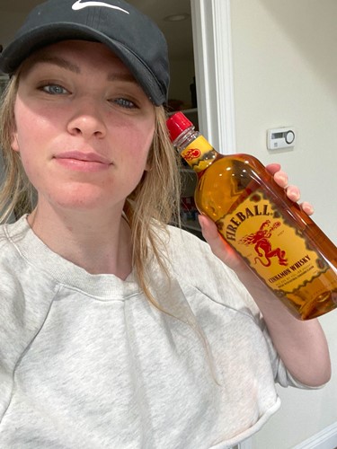 QTCinderella con una botella de whisky