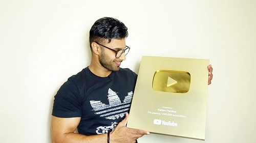 Rahim Pardesi con su bot&oacute;n de reproducci&oacute;n de YouTube
