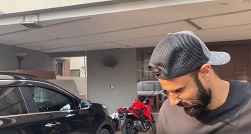 Rahim Pardesi con su coche y moto