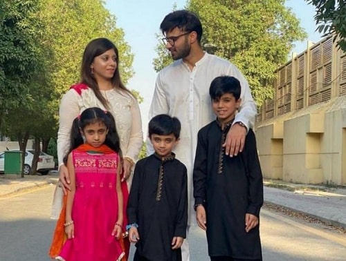 Rahim Pardesi con su primera esposa, Sumera, e hijos