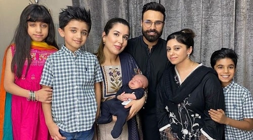 Rahim Pardesi con su primera esposa, segunda esposa e hijos