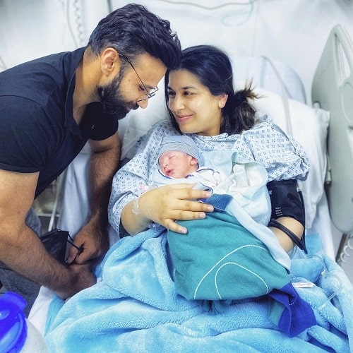 Rahim Pardesi con su segunda esposa e hijo