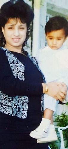 La foto de la infancia de Rahim Pardesi con su madre