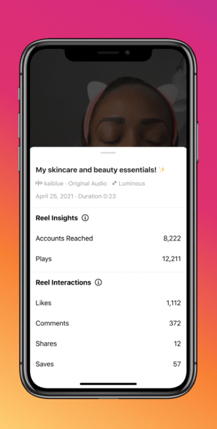 Cómo usar Instagram Reel Insights para hacer mejores carretes pantalla del teléfono con estadísticas individuales de rendimiento de carretes de instagram
