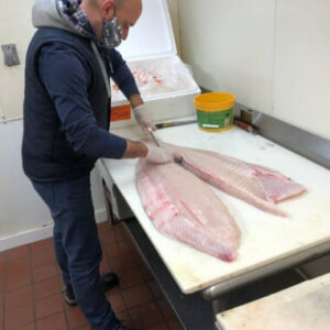 Robert cortando pescado