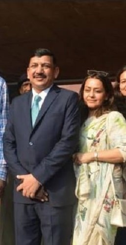 Subodh Kumar Jaiswal con su esposa