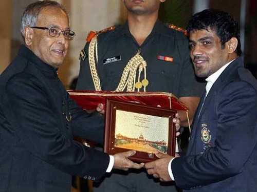Sushil Kumar recibe el premio Padma Shri de manos del ex presidente de la India Pranab Mukherjee