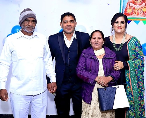 Sushil Kumar con sus padres y su esposa