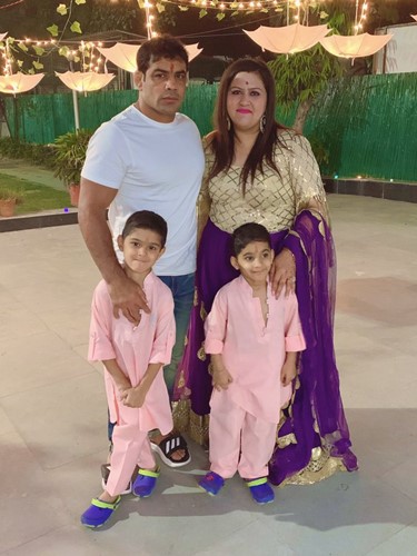 Sushil Kumar con su esposa, Savi Kumar, y sus hijos, Suvarn y Suveer