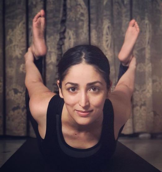 Yami Gautam haciendo Yoga