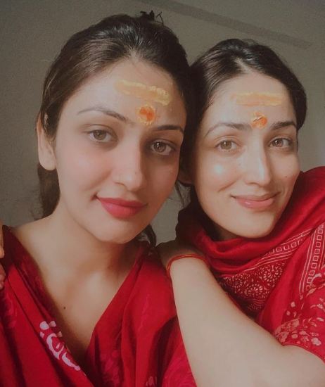 Yami Gautam con su hermana