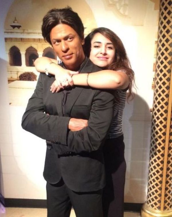 Yumna Zaidi posando con la estatua de cera de Shah Rukh Khan en el Museo Madame Tussauds