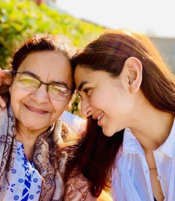 Yumna Zaidi con su madre