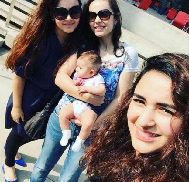 Yumna Zaidi con sus hermanas