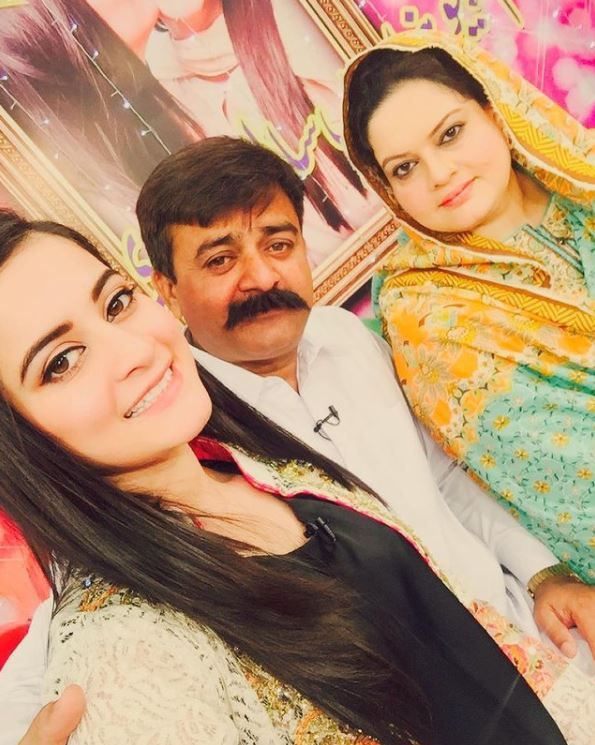 Aiman ​​Khan con sus padres