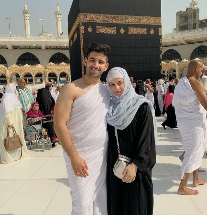 Aiman ​​Khan con su esposo en el lugar sagrado de La Meca