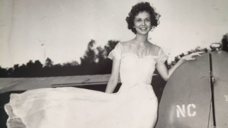 En la década de 1940, las mujeres usaban vestidos de novia hechos con los paracaídas de la Segunda Guerra Mundial de sus esposos