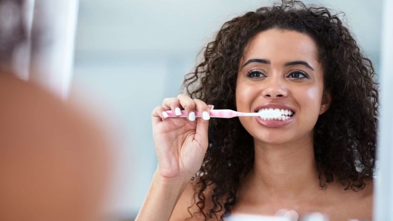 Por qué no debería enjuagarse después de cepillarse los dientes