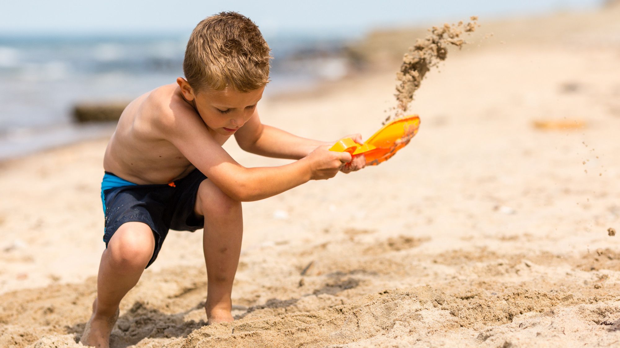 La razón por la que no deberías cavar agujeros en la playa