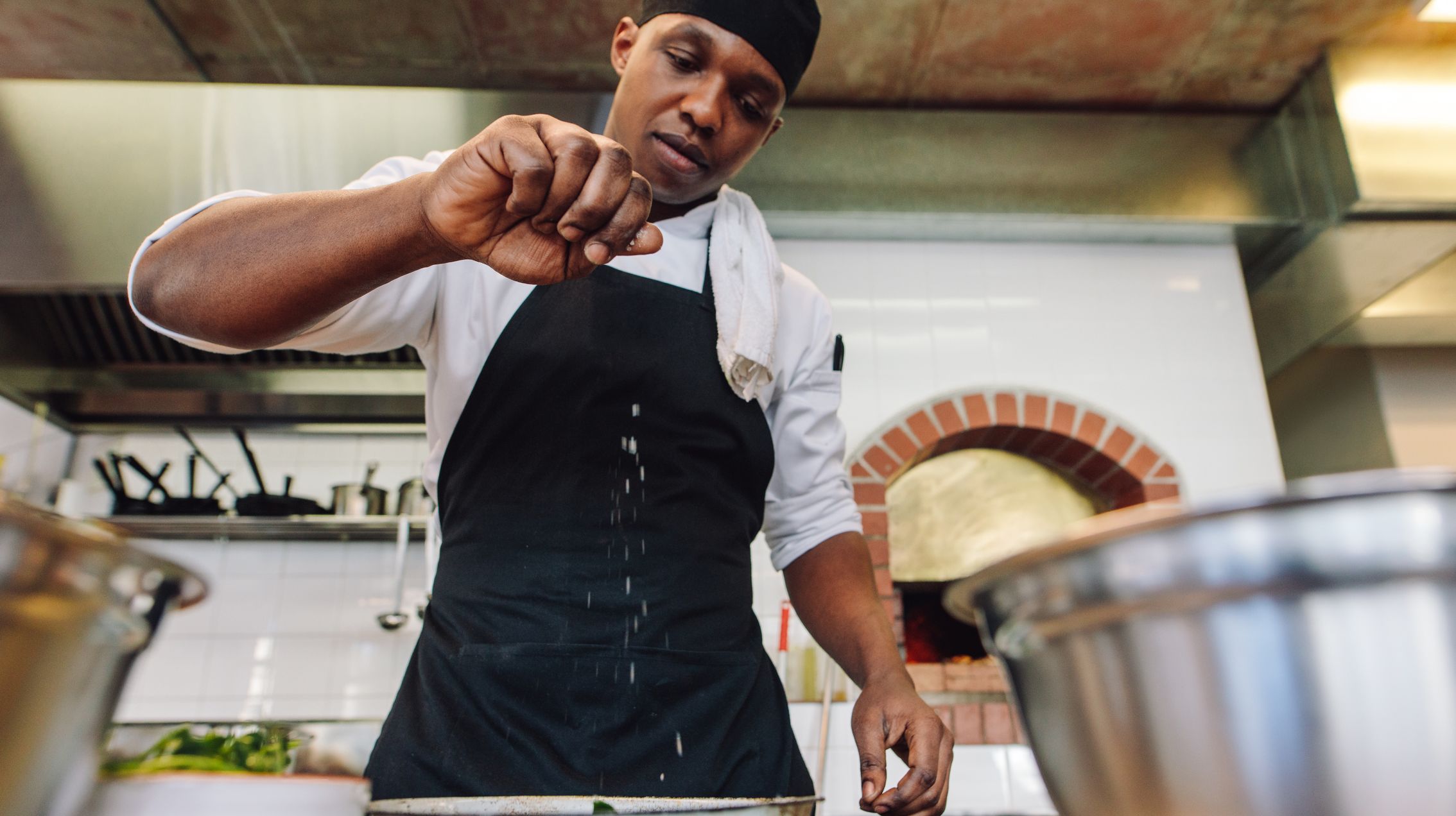 ¿Por qué los chefs sazonan la comida de las alturas?