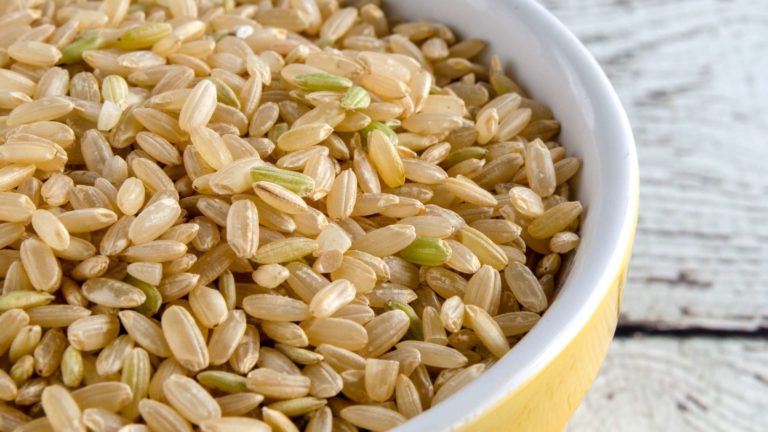 ¿Por qué el arroz integral contiene granos verdes?