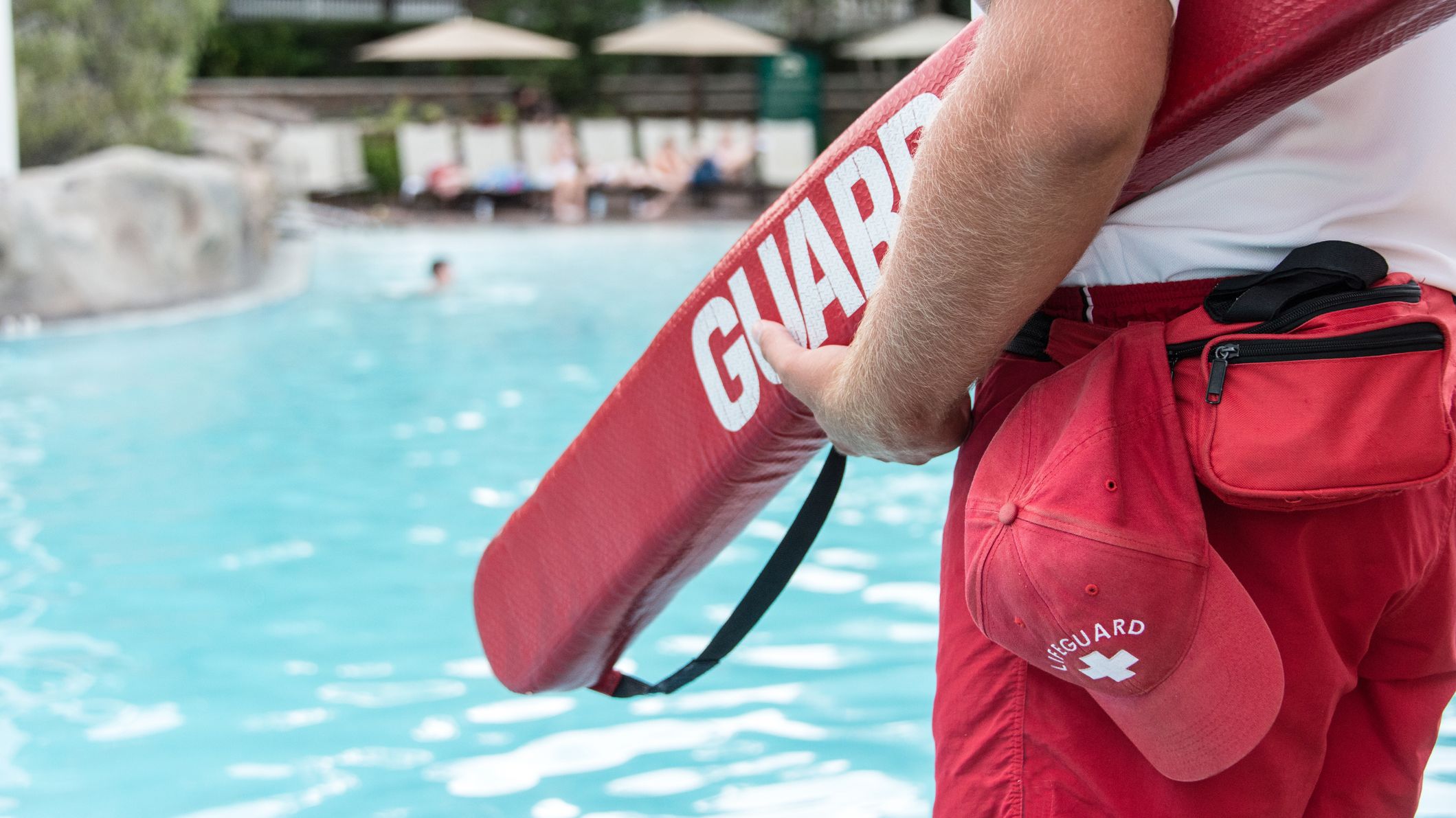 15 secretos detrás de escena de los salvavidas de la piscina
