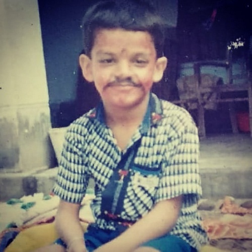Una imagen de la infancia de Anshuman Pushkar