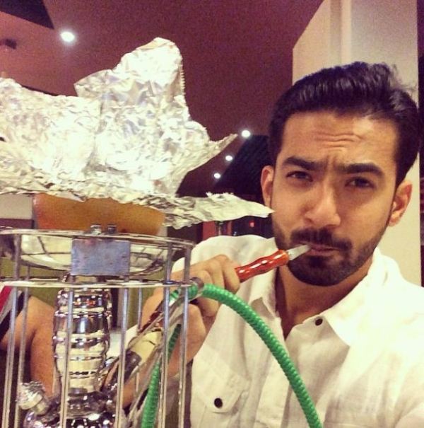 Ali Safina fumando cachimba